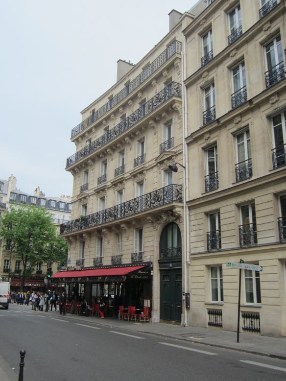 Another view of 14 rue de Tilsitt, which currently houses a street level café. Rue de Tilsitt is a small little street which forms the first circle around L'Etoile.