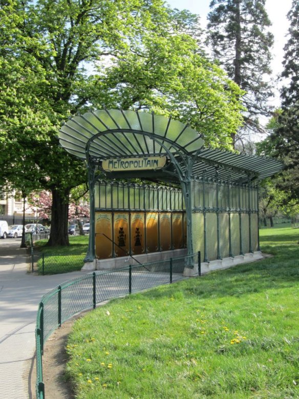 One of my favorite Métro stops. The Port Dauphine Métro stop on Line 2, just one stop past Luke's apartment on Victor Hugo.