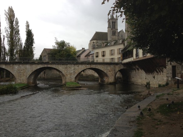 The bridge at Moret-sur-Loing on a gray day in 2011.