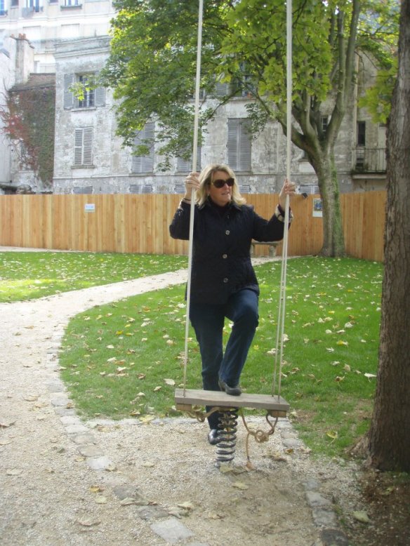 That's me on the swing at the Musée Montmartre. 