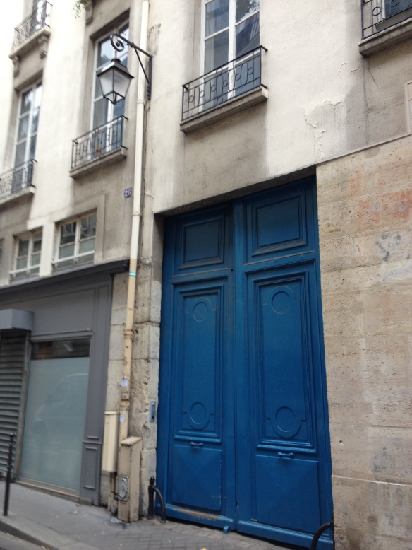 The bright blue doorway to 26 rue de Saintonge