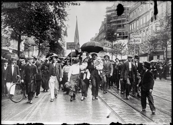 Families accompanying their soon-to-be French soldiers to the train station, August 1914. Source: http://vergue.com/post/2013/10/08/A-la-guerre-en-chantant-1914