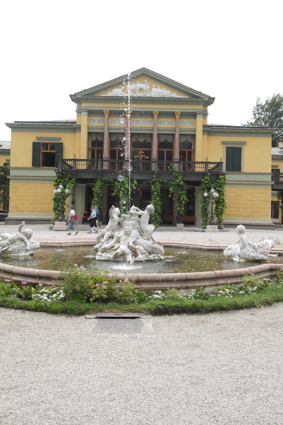 The front of the Kaiservilla with the fountain in front.